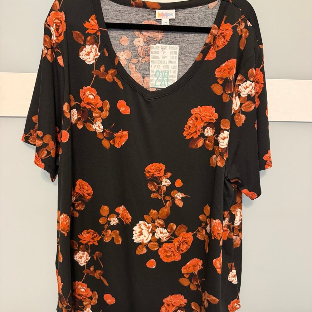 LuLaRoe Iris 2XL Black Rose Floral V-Neck Short Sleeve Top NWT